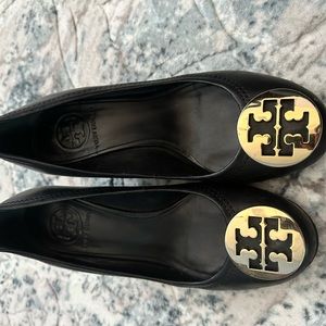 Excellent condition Tory burch wedges with emblem